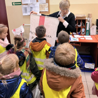 Wyjście dzieci na pocztę aby przyjrzeć się pracy urzędników pocztowych. Dzieci poznały zakres usług pocztowych oraz jakie zadanie spełnia ten urząd w naszym życiu.