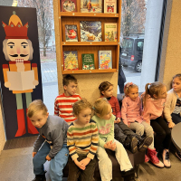 Kolejne wspaniałe spotkanie w Bibliotece Raczyńskich za nami. Dzieci najpierw wysłuchały bajki o Mikołaju, a następnie przepięknie ozdobiły wykonane z patyczków choinki.